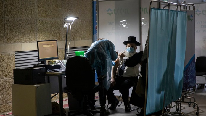 Americká stíhačka F-35 Lightning II a ruský stroj Su-57.