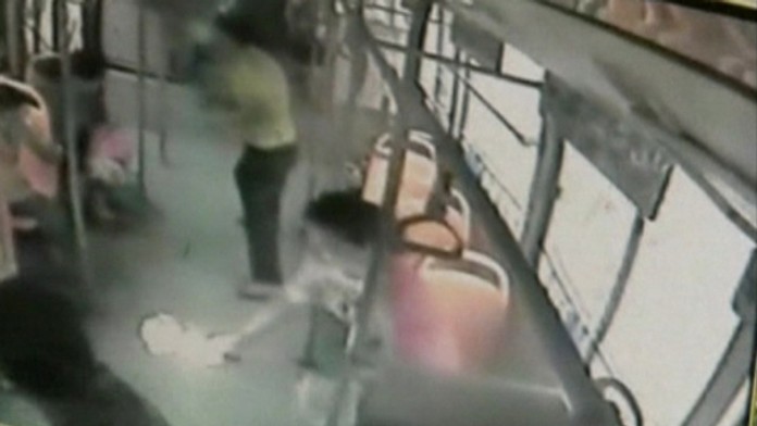 Mobil vybuchol zene v ruke.