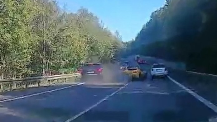 Sprava Arťom Dziuba a Denis Čeryšev z Ruska oslavujú gól v kvalifikácii ME 2020 v Kazachstane.