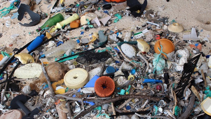 Odpadky na ostrove Henderson. (archív 2015)