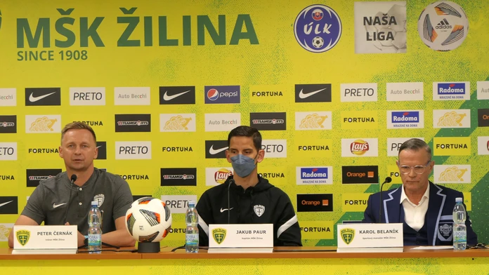 tréner MŠK Žilina Peter Černák, hráč MŠK Žilina Jakub Paur a športový manažér MŠK Žilina Karol Belaník.