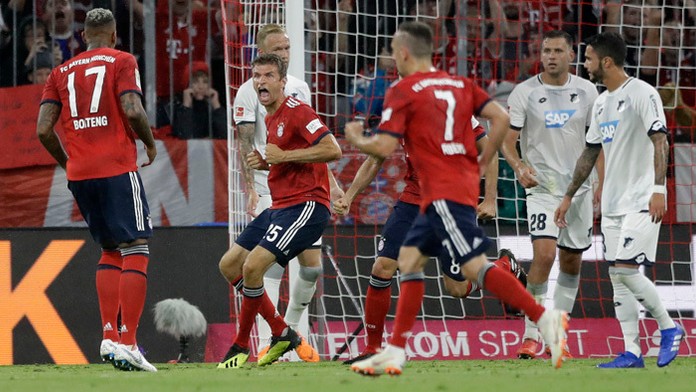 Hráč Bayernu Mníchov Thomas Müller sa teší z gólu do siete tímu TSG 1899 Hoffenheim.