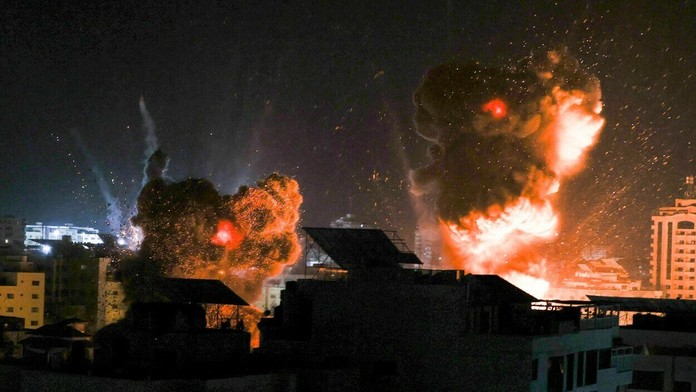 Výbuchy izraelských rakiet osvetľujú nočnú oblohu nad Gazou.