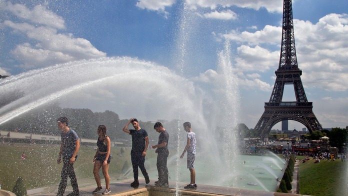 Parížania sa osviežujú vo fontáne pod Eiffelovou vežou.