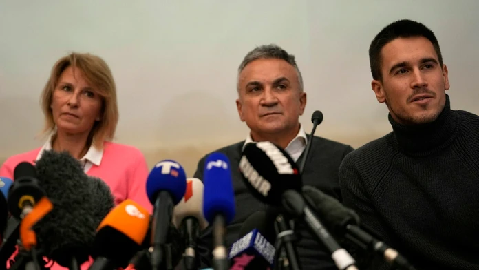 Otec Novaka Djokoviča Srdjan (v strede), vľavo matka Dijana a vpravo brat Djordje.