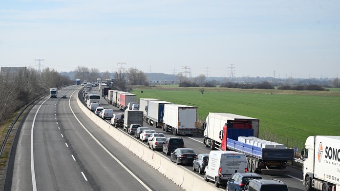 Hromadná nehoda na D1 pred bratislavským letiskom. Úsek je ťažko prejazdný