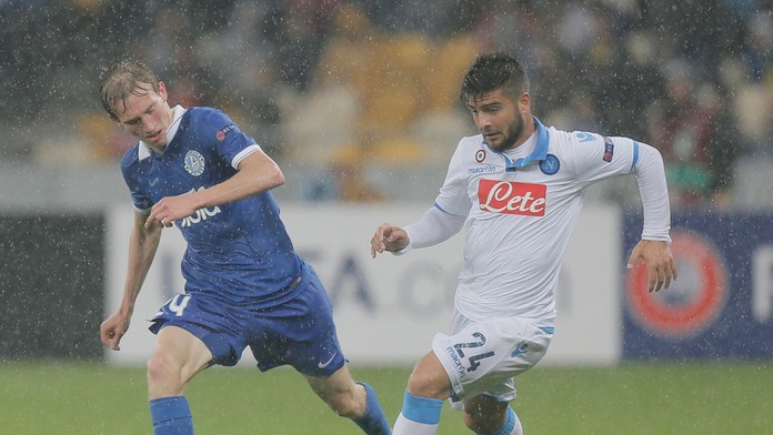 Hráč Neapola Lorenzo Insigne a hráč Dnepra Valerij Fedorčuk