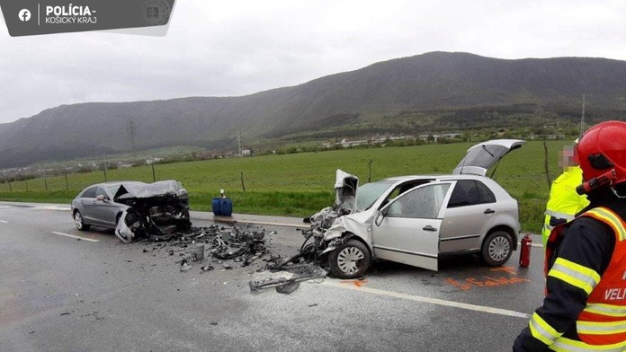 Zrazené vozidlá v obci Hrhov.