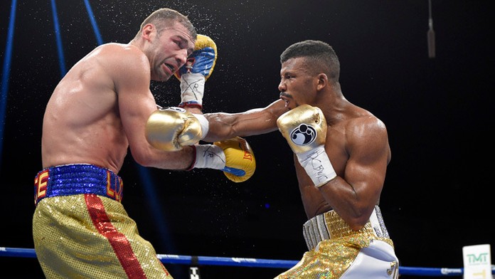 Švédsky boxer Badou Jack (vľavo) v súboji s Lucianom Buteom.