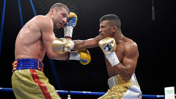 Švédsky boxer Badou Jack (vľavo) v súboji s Lucianom Buteom.