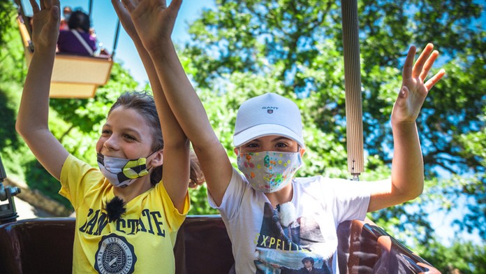 Retiazkový kolotoč v tvare jablone s plodmi.