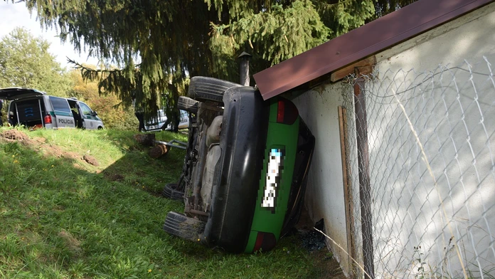 Pri Poltári si sadol za volant iba 12-ročný chlapec. Auto skončilo prevrátené na bok