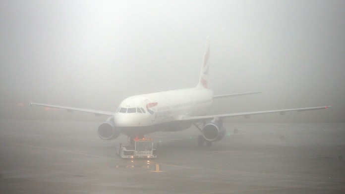Najhoršie už má Británia za sebou. Hmly by sa mali dnes rozplynúť
