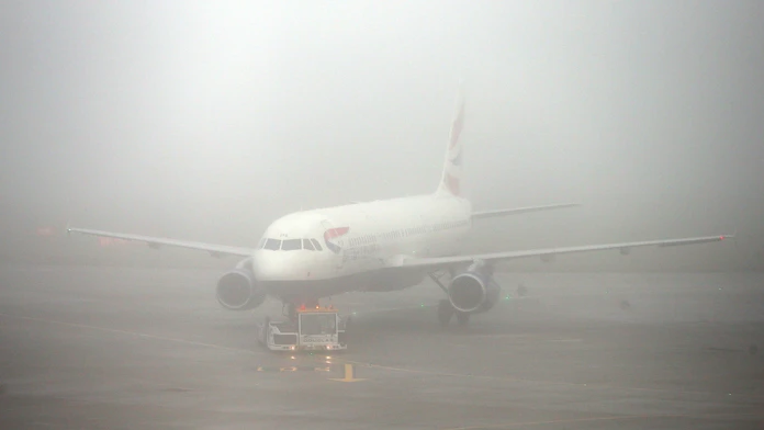Najhoršie už má Británia za sebou. Hmly by sa mali dnes rozplynúť
