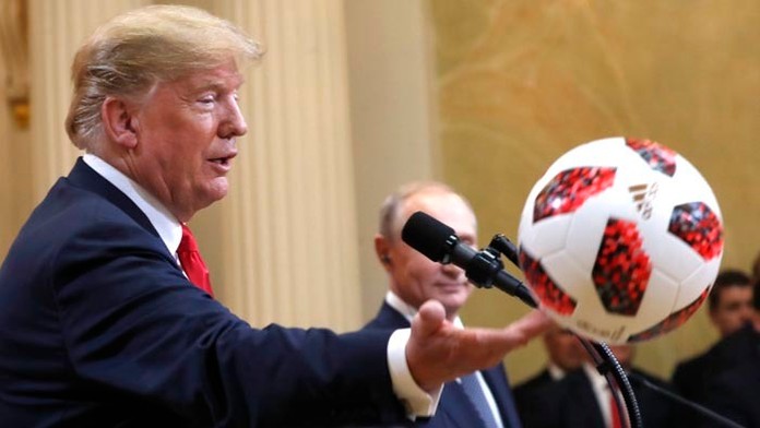 Putin daroval Trumpovi futbalovú loptu.