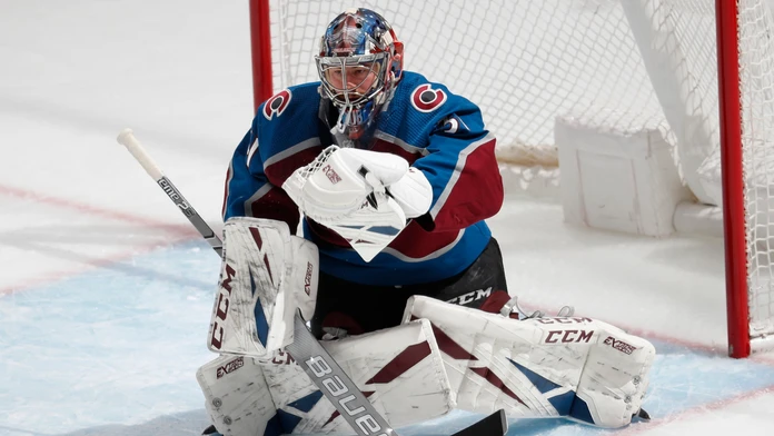Zľava Patrik Nemeth, Cale Makar, Mikko Rantanen a Tyson Barrie z Colorada oslavujú gól v 1. kole play off proti Calgary.