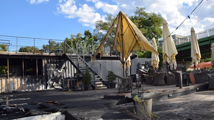 Zhorel do tla. Obľúbený podnik na nábreží Dunaja mal niekto podpáliť