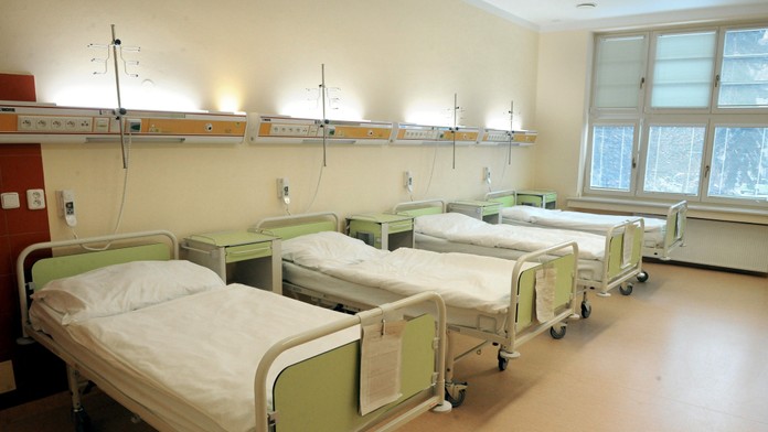 Priestory Východoslovenského onkologického ústavu, a. s., v Košiciach. Na snímke sú postele pre pacientov.