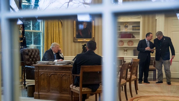 Americký prezident Donald Trump telefonuje s nemeckou kancelárkou Angelou Merkelovou 