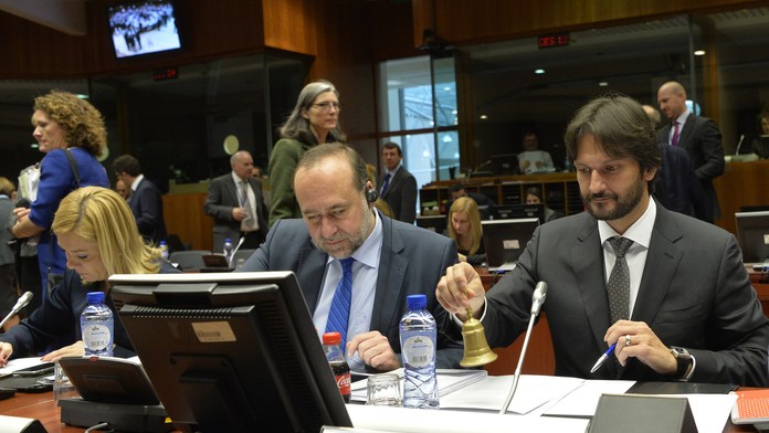 Podpredseda vlády a minister vnútra SR Robert Kaliňák (vpravo) ohlasuje zvonením začiatok rokovania Rady EÚ pre vnútro a spravod