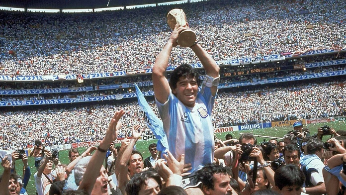 Na archívnej snímke z 10. júna 1987 Pelé (uprostred), kapitán Talianska Alessandro Altobelli (vľavo) a Diego Maradona.