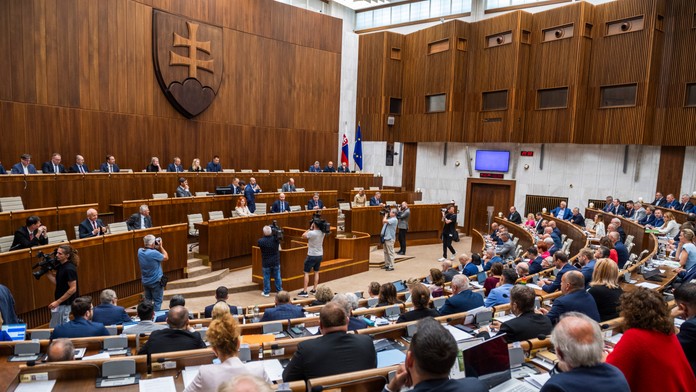 Na snímke plénum počas hlasovania o vyslovení dôvery vláde SR. 