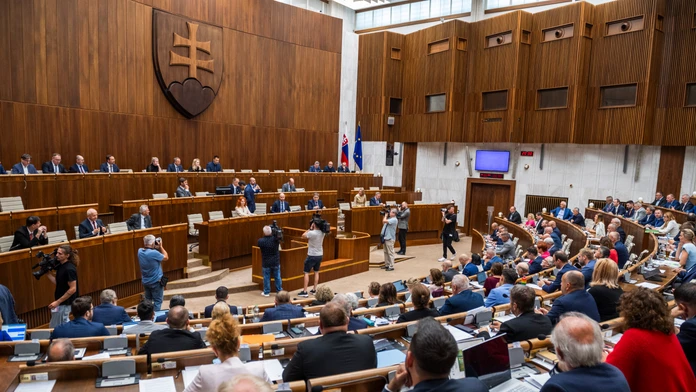 Na snímke plénum počas hlasovania o vyslovení dôvery vláde SR. 