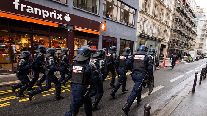 Muž na policajnej stanici v Paríži postrelil dvoch policajtov