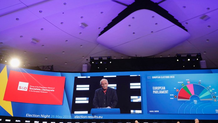 Fínski hráči oslavujú titul majstrov sveta po triumfe vo finále MS 2019 nad Kanadou.