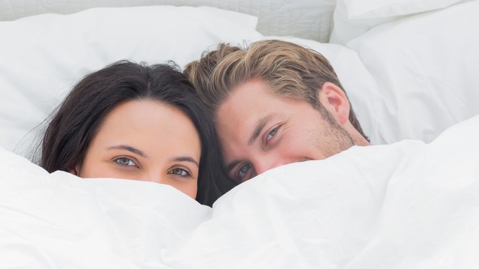 Muž so ženou v posteli