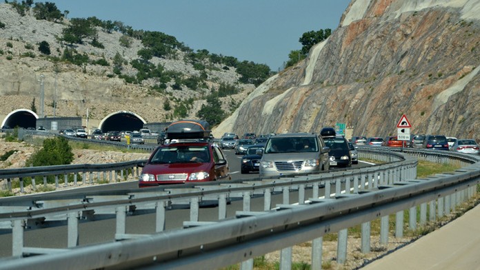 Na archívnej snímke kolóny vozidiel na diaľnici A1 pred tunelom Čelinka v Chorvátsku.