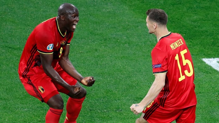 Romelu Lukaku sa teší z gólu s Thomasom Meunierom.