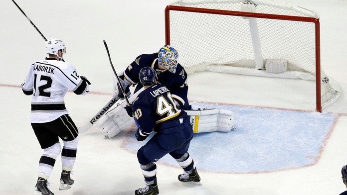 Hokejista  Los Angeles Kings Slovák Marián Gáborík (vľavo) prekonáva brankára  St. Louis Blues