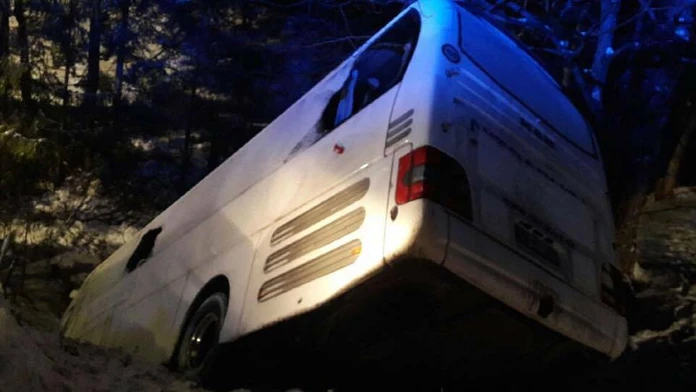 Autobus visí nad roklinou, cestujúci vyskakovali z okien