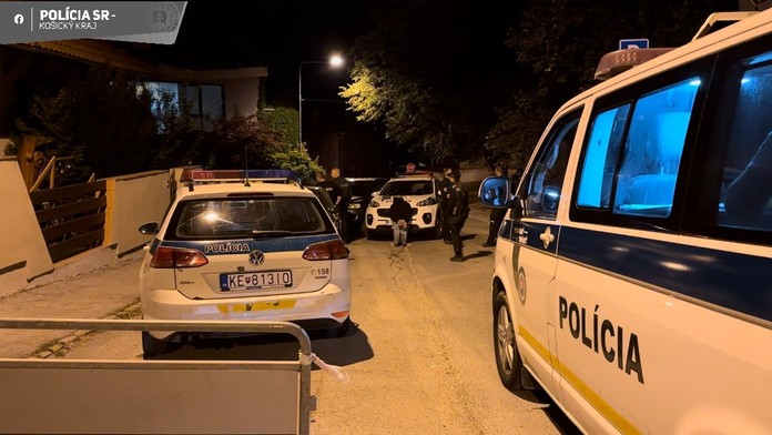 Policajná naháňačka v Košiciach. Vodič zrámoval päť áut, na chodníku takmer vrazil do ľudí