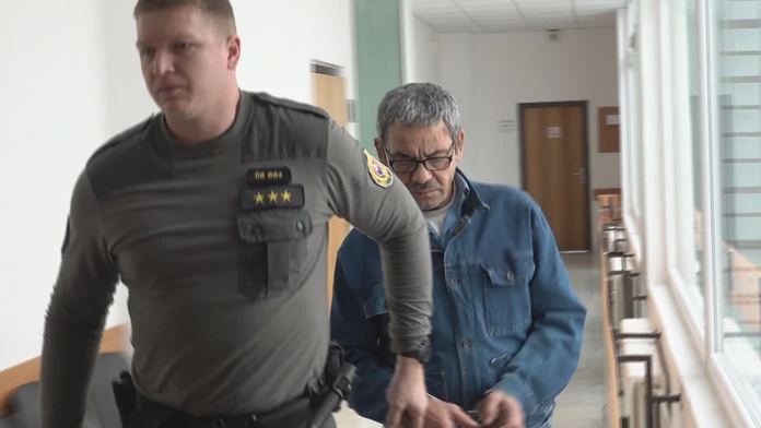 Recidivista našiel 25-tisíc eur pred bytovkou v Trenčíne. Peniaze si ihneď začal užívať