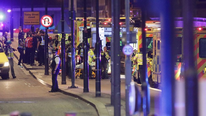 Do sanitiek nakladajú zranených.