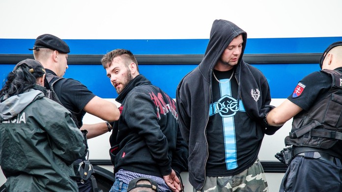 Polícia zatýka výtržníkov - ilustračná foto