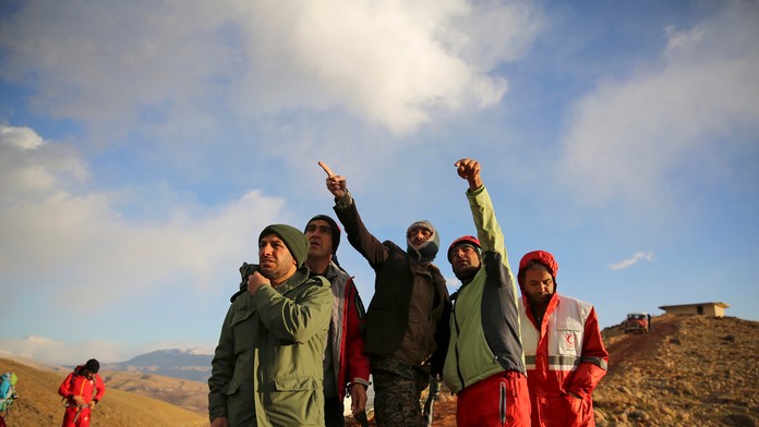 Záchranársky tím pátrajúci po vraku lietadla. 