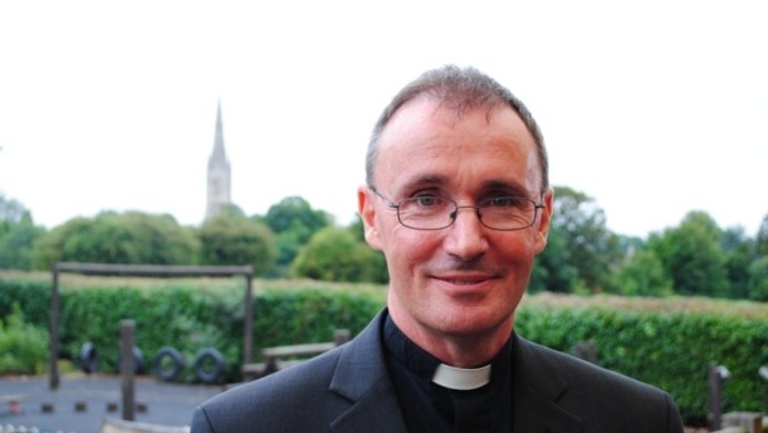 Prvý anglikánsky biskup sa priznal k homosexuálnemu vzťahu