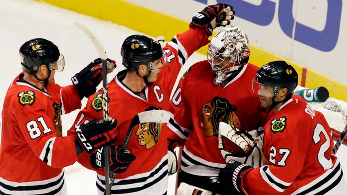 Hokejisti Chicaga Blackhawks, zľava Marián Hossa, Jonathan Toews , brankár Ray Emery a Johnny Oduya.