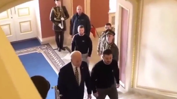 Používa Zelenskyj dvojníka? Zábery z poľskej televízie zmiatli fanúšikov konšpiračných teórií