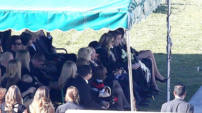 Rodina sa rozlúčila s hercom dnes ráno. 