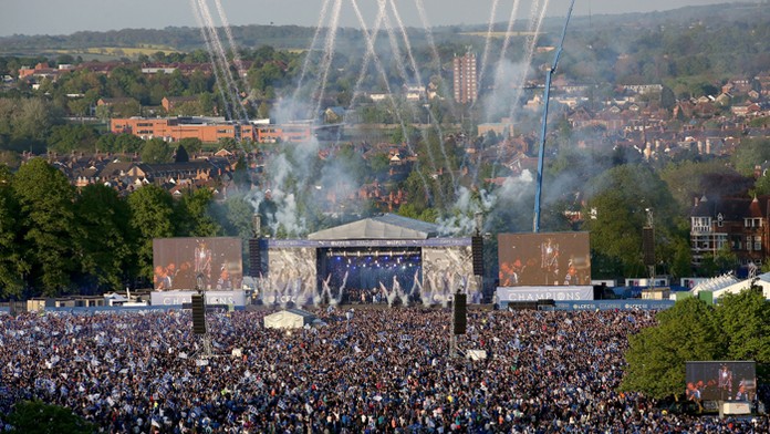 Fanúšikovia Leicester City oslavujú s futbalistami historický titul v anglickej futbalovej Premier League v mestskom parku Victo