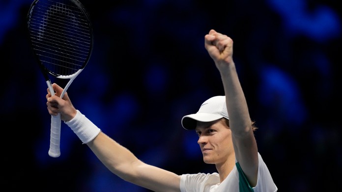 Taliansky tenista Jannik Sinner sa teší po výhre nad svetovou jednotkou Novakom Djokovičom.