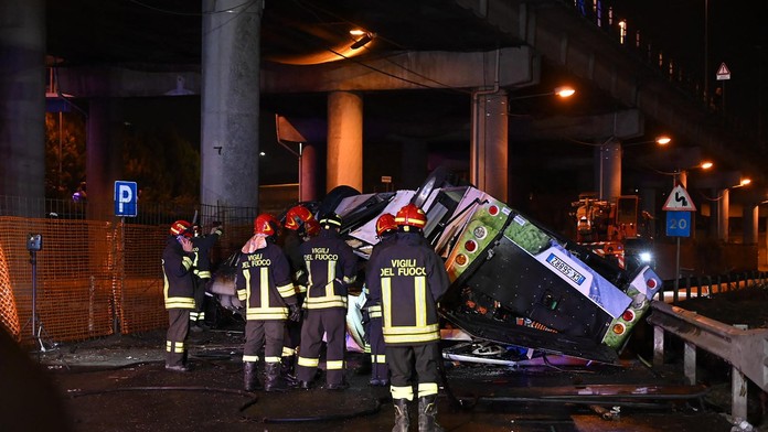Tragédia v Benátkach. Nehoda autobusu si vyžiadala najmenej 21 životov