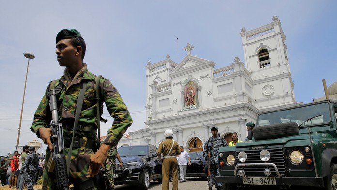 Vojak hliadkuje pred kostolom v St. Anthony's Shrine na Srí Lanke po výbuchu.