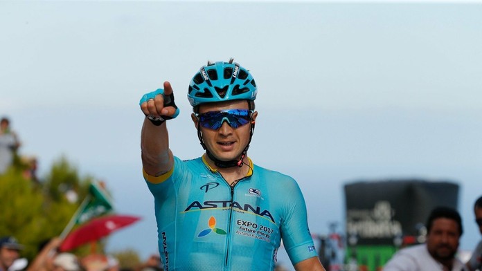 Alexej Lucenko oslavuje svoje víťazstvo v 5. etape na Vuelte.