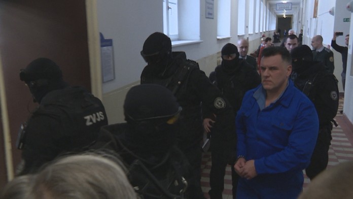 Mikuláš Černák v rukách polície.