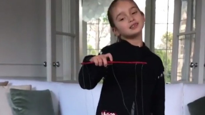 Trumpov trapas žehlila jeho rozkošná vnučka. A teraz je hitom internetu